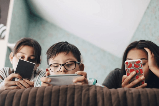 Trẻ em Việt Nam tiếp cận Internet sớm hơn bạn bè đồng trang lứa 4 năm, tuổi thơ trẻ đang đi về đâu?