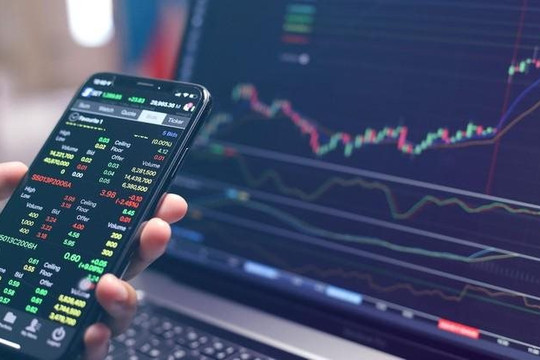 Cổ phiếu ngân hàng, chứng khoán và dầu khí “nổi sóng”, VN-Index tăng hơn 7 điểm 