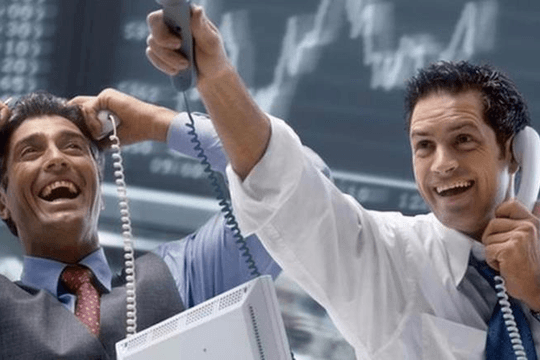 Khối ngoại bất ngờ đảo chiều mua ròng ngay đầu tháng 7, sự chú ý đổ dồn vào 1 ngân hàng