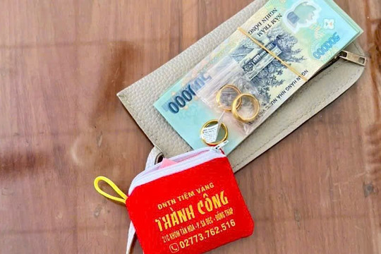 Phát hiện cọc tiền 500.000 đồng và gần 10 chỉ vàng 24K nằm chơ vơ gần đống rác, công an lập tức xác minh