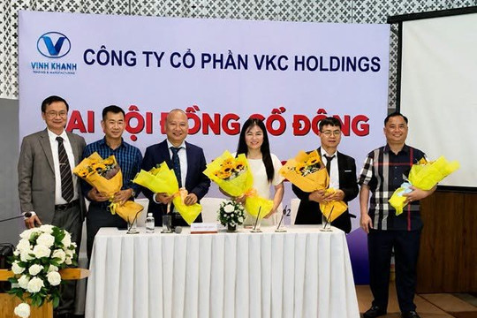 Chủ tịch HĐQT đề xuất tăng thù lao gấp 5 lần vì “không đủ chi phí đi máy bay”, công ty sau đó bị phong tỏa tài khoản ngân hàng