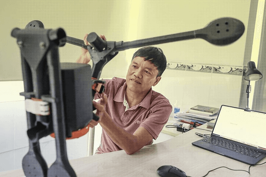 Nhét gọn vào ba lô cá nhân, mang 4 camera, sức nâng lên đến 15kg: Thiết bị do Tiến sĩ Việt tạo ra đã vượt 'khe cửa hẹp' của Bộ Chiến tranh Mỹ