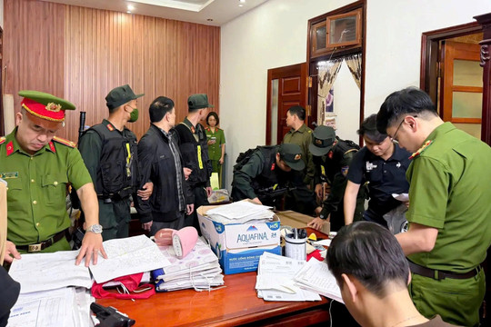 Công an phát thông báo tới tất cả người dân 
