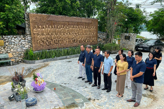 Tạp chí điện tử Nhịp sống Thị trường (MarketTimes) dâng hương tại di tích Trường dạy làm báo Huỳnh Thúc Kháng