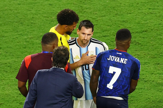 Quốc đảo nhỏ bé vừa làm Messi kiệt sức: Dân số nửa triệu người nhưng có thị trường chứng khoán, số mã cổ phiếu gây sốc