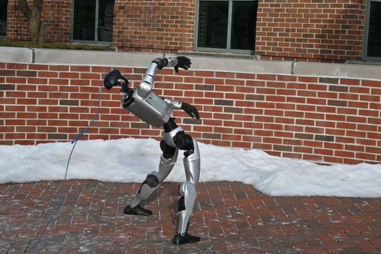 Cú lừa phía sau những pha ngã "chổng vó" của robot Trung Quốc  