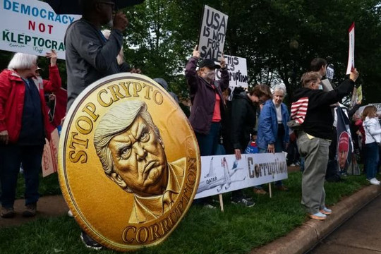 1 triệu nhà đầu tư mua memecoin của Tổng thống Donald Trump lỗ gần 4 tỷ USD, có người 'bốc hơi' nửa tài khoản