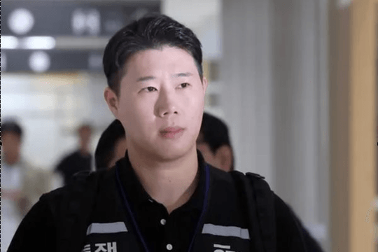 Người đàn ông 35 tuổi khiến đế chế Samsung lao đao, Chủ tịch Lee Jae-yong phải khẩn cấp về nước, cúi đầu xin lỗi 3 lần trước ống kính truyền thông