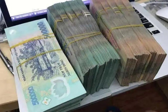 Phát hiện chiếc cặp màu tím chứa 500 triệu đồng tiền mặt với nhiều mệnh giá nằm chơ vơ trên Đại lộ Hoa Lư