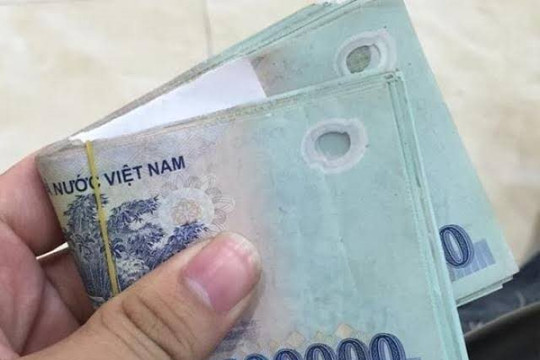 Công an điều tra cọc tiền mặt 50 triệu đồng nằm chỏng chơ bên đường, người đàn ông SN 1990 phải làm việc với cơ quan chức năng
