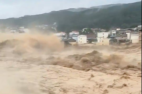 Vỡ đập ở Trung Quốc, nhiều hồ chứa khác báo động đỏ