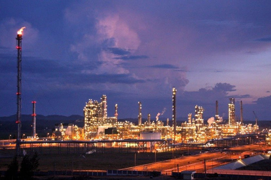 Một doanh nghiệp trên sàn chốt hợp đồng trị giá 600 triệu USD cho nhà máy lọc dầu 9 tỷ USD lớn nhất Việt Nam