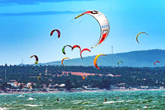 Không phải Đà Nẵng hay Phú Quốc, đây là vùng biển duy nhất của Việt Nam lọt Top 10 xu hướng du lịch toàn cầu năm 2026, hơn 200.000 lượt khách nước ngoài tìm đến để lướt ván