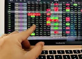 Cổ phiếu ngân hàng, chứng khoán “thăng hoa”, kéo VN-Index thoát hiểm cuối phiên