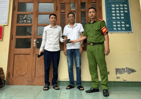 Điều tra cọc tiền mặt gần 11 triệu đồng nằm chỏng chơ bên đường, công an đặc khu Vân Đồn mời Phạm Minh Chiến SN 1996 tới làm việc