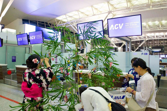 Cảnh tượng khác lạ ở sân bay Nội Bài tại quầy làm thủ tục của hàng hãng không Nhật Bản