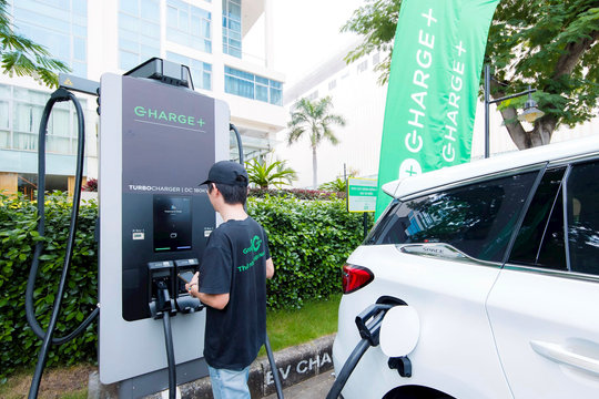 Nóng: Grab sắp vận hành hơn 6.000 cổng sạc xe điện dùng chung