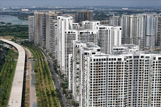 Doanh nghiệp ồ ạt bung hàng, chuyên gia Savills cảnh báo một nghịch lý đáng lo ngại ở thị trường TP.HCM