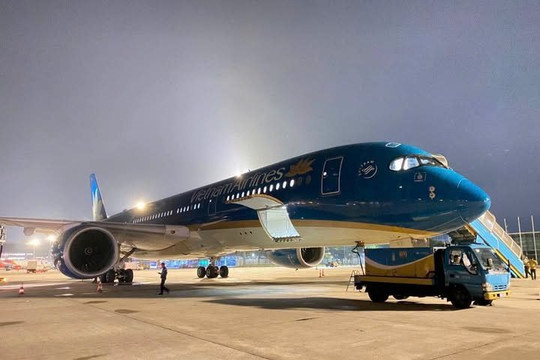23h30 đêm 8/7, sân bay Nội Bài ghi nhận một máy bay đặc biệt cất cánh