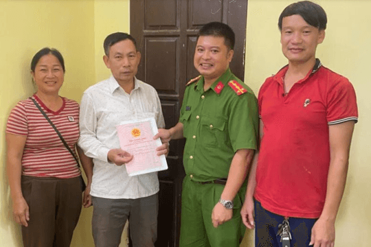 Đi thu mua sắt vụn, người đàn ông vô tình nhặt được sổ đỏ 