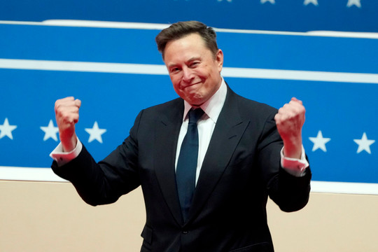 Nóng: Elon Musk nhắm tới túi quần của hàng tỷ người, sắp làm điện thoại mỏng hơn iPhone, có hệ điều hành riêng
