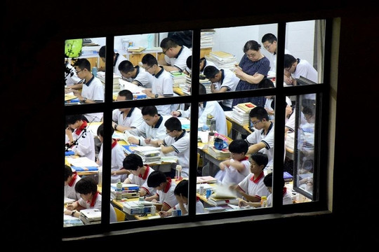 Nhìn Trung Quốc trông thi đại học cứ như "đánh trận" thế này, muốn "gian lận đạt điểm 10 Toán" còn khó hơn lên trời!