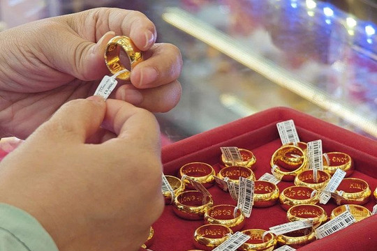 Giá vàng bất ngờ tăng mạnh, vàng nhẫn tăng 900.000 đồng/lượng