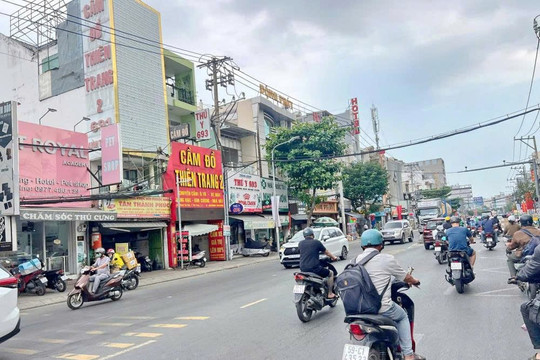 Công an xuất hiện tại nhà ở ngõ 358 Bùi Xương Trạch, một người dân bị đưa đi 