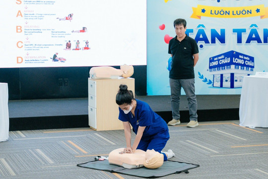 Bệnh viện Bạch Mai đào tạo sơ cấp cứu cho hàng ngàn dược sĩ Long Châu