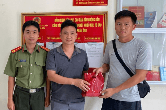 Tài khoản đột ngột nhận được 200.200.000 đồng không rõ người chuyển, Vũ Văn Thìn SN 1988 lập tức rút toàn bộ tiền mặt rồi báo công an