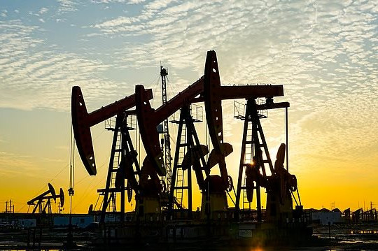 Giá dầu tăng 10%, mạnh nhất sau 6 năm sau khi ông Trump tái áp đặt lệnh phong tỏa Iran
