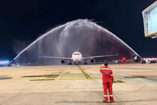 Ngày 13/7, sân bay Nội Bài thực hiện nghi thức phun vòi rồng đón 1 máy bay lạ hạ cánh
