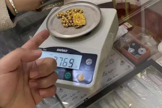 Khách mang 77g vàng đi bán, phát hiện chủ tiệm vàng cân lại chỉ được 62g liền báo cảnh sát: Cửa hàng bị phạt hơn 85 triệu đồng
