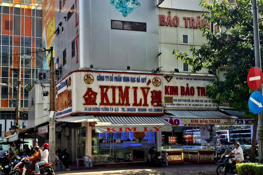 Tiệm vàng Kim Lý đang nằm trong tay ai?
