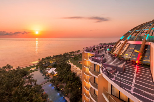Lý do khiến nhiều người dành cả buổi tối ở khách sạn, ngay cả khi chưa book phòng: Từ rooftop bar ngắm hoàng hôn đến bữa tối nhìn ra vịnh