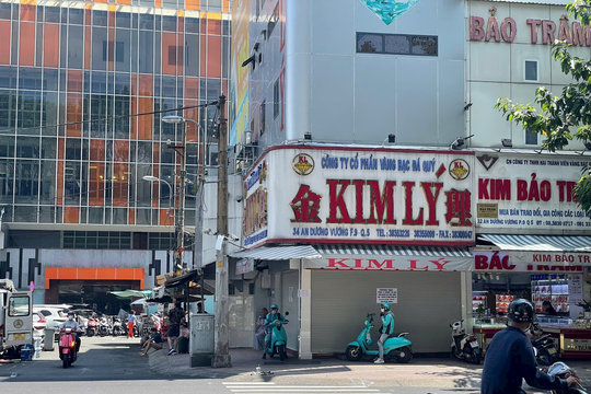 “Phố kim cương” ở TP.HCM vắng lặng sau vụ 30.000 viên kim cương, tiệm vàng Kim Lý đóng cửa