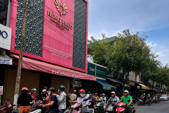 Nóng: Thêm một tiệm vàng có tiếng tạm dừng hoạt động để 'nâng cao chất lượng dịch vụ'