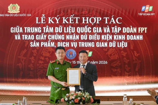 FPT được Bộ Công An trao Giấy chứng nhận đủ điều kiện kinh doanh sản phẩm, dịch vụ trung gian dữ liệu