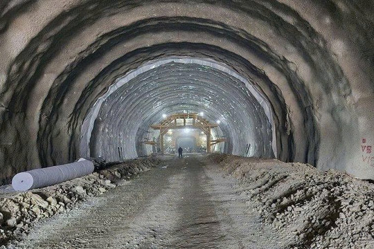 Khối đá lớn rơi, hầm cấp đặc biệt dài 3.200m lóe sáng, 1.000 người vỡ òa vì thành công lớn 