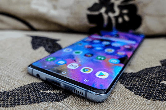 Bỏ hơn 30 triệu mua điện thoại Samsung, sao vừa mở máy người dùng đã phải còng lưng đi “dọn rác”?
