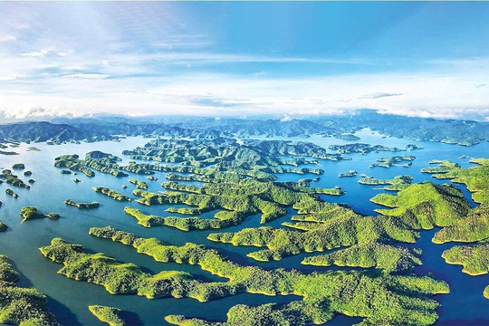 Việt Nam có 1 nơi "đẹp tựa kỳ quan", được ví như "Vịnh Hạ Long" giữa đại ngàn Tây Nguyên: Sở hữu hơn 40 cồn đảo lớn nhỏ, khí hậu mát mẻ quanh năm