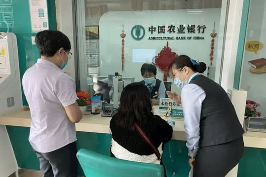 Ngân hàng chuyển khoản thừa 698 triệu đồng, 4 năm sau đòi lại thì bị khách hàng từ chối, tòa án khẳng định: “Không cần trả”