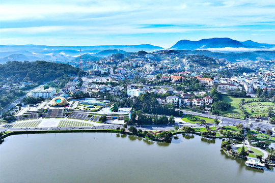 Doanh nghiệp của nguyên giảng viên Đại học Bách Khoa đang tìm hiểu cơ hội đầu tư tuyến đường ven biển gần 9.500 tỷ đồng, khu đô thị TOD tại tỉnh rộng nhất Việt Nam