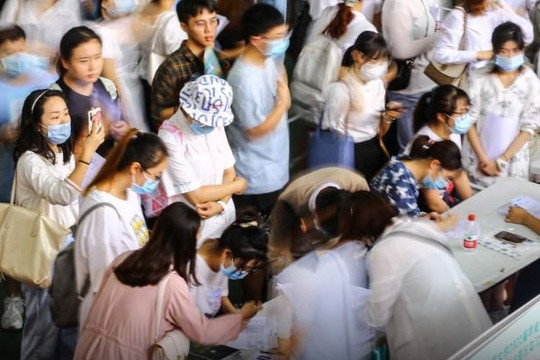 'Tôi lâm vào ngõ cụt rồi': Tiến sĩ than trời vì thất nghiệp phải chạy shipper, U40 gục ngã sau 10 lần phỏng vấn