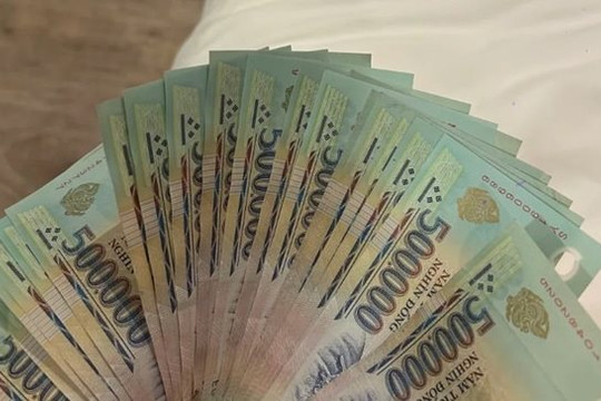 Phát hiện hàng chục tờ tiền 500.000 đồng trên chuyến tàu Bắc - Nam, nhân viên đường sắt lập tức kiểm kê, xác minh