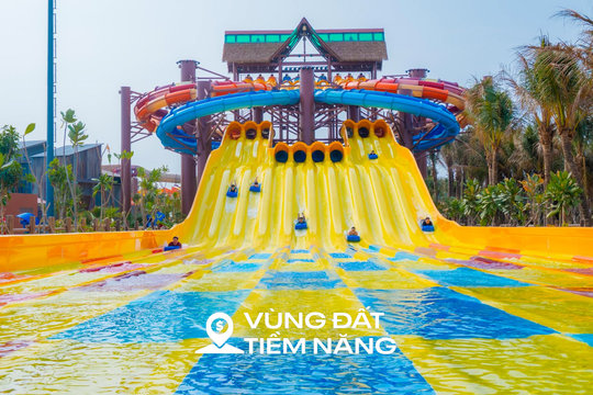 Ngắm 10 làn trượt nước dài hơn 1.000 m tạo nên kỷ lục thế giới trong công viên có 10.000 cây dừa ở TP.HCM