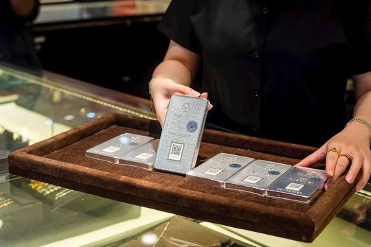 Giá bạc phục hồi sau khi giảm xuống mức thấp nhất 8 tháng