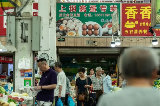 'Cày cuốc cả tháng, cuối cùng chẳng còn bao nhiêu': Lạm phát 'gặm nhấm' nền kinh tế lớn nhất châu Á