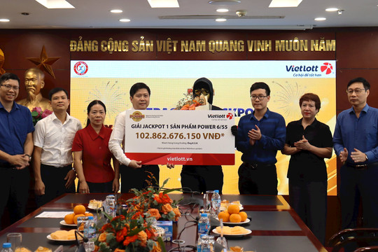 Mua vé Vietlott 2 lần/tuần, mỗi lần 20-30 vé, người đàn ông Hàn quốc trúng Jackpot 100 tỷ đồng
