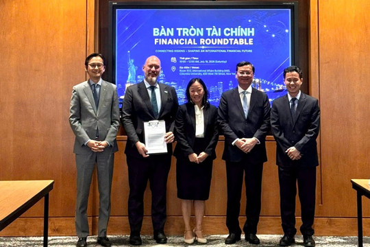 Doanh nghiệp bán dẫn top 10 thế giới trao bức thư đặc biệt cho Trung tâm Tài chính Quốc tế TP.HCM

